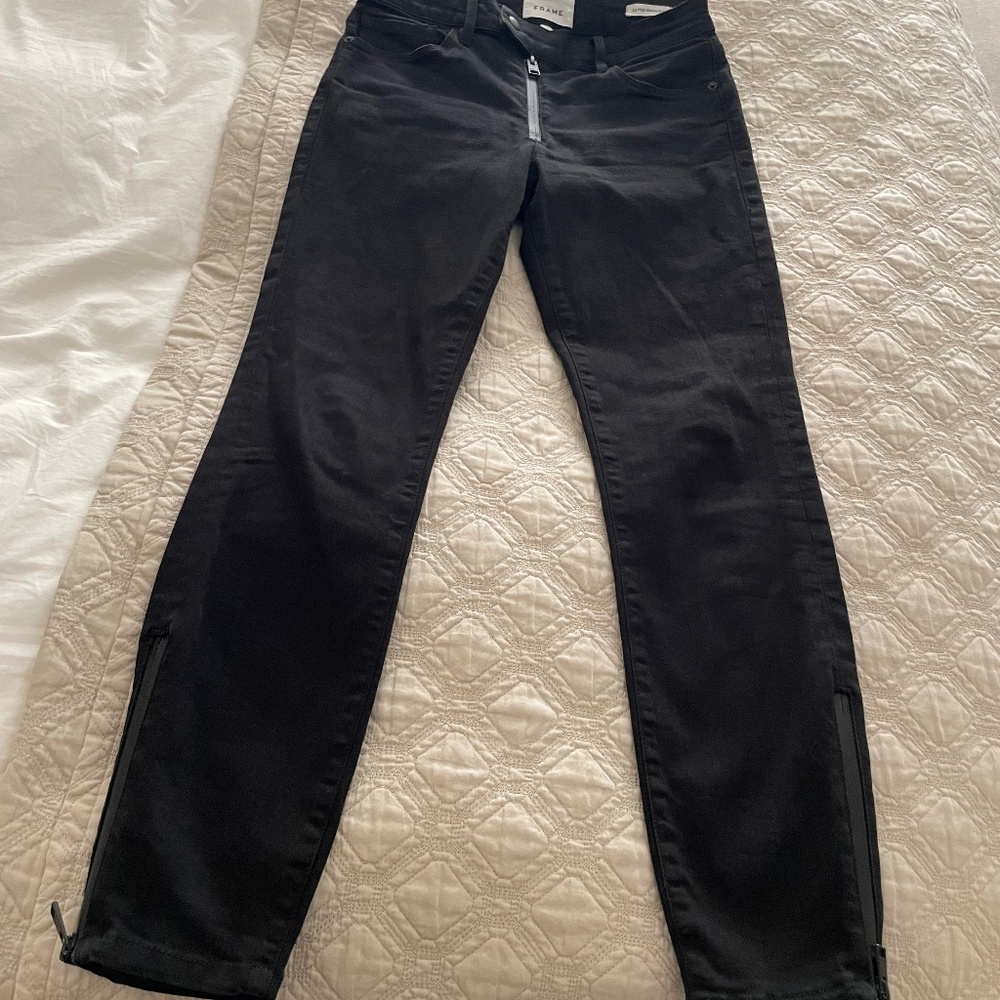 FRAME black jeans. Size 25. Le High Skinny Crop. Ankle zippers.